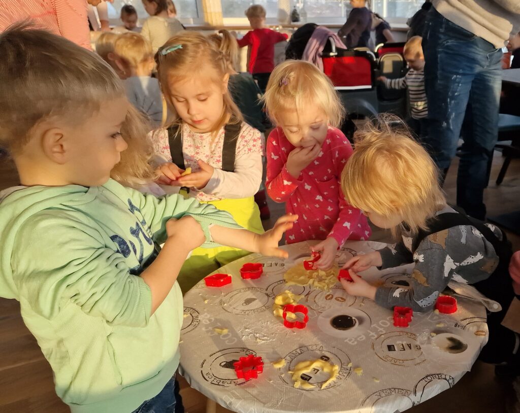 Weihnachtsbäckerei im Cafe REdensee mit dem Kindergarten Bodstedt