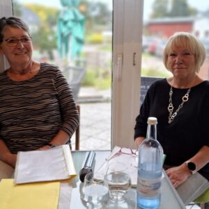 Bericht aus dem Dorf-Salon: „Wisst Ihr noch?“ am 01.11.25 im Restaurant Nordlichtharmonie | von Renate Jürgens-Pieper & Ramona Müller