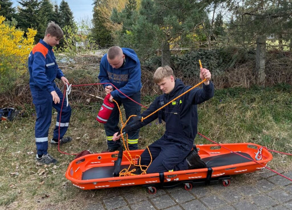 dreijugendliche boot e1777471881125